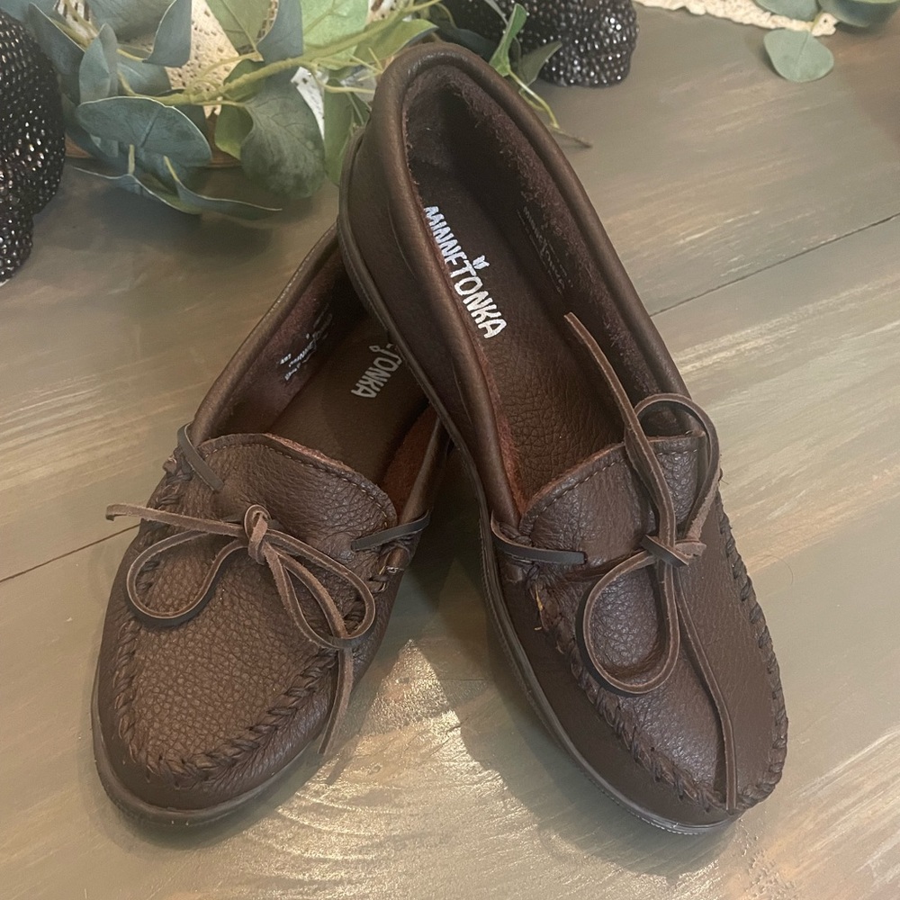 Minnetonka Womens Moosehide Classic Chocolate Brown 9 NWOT